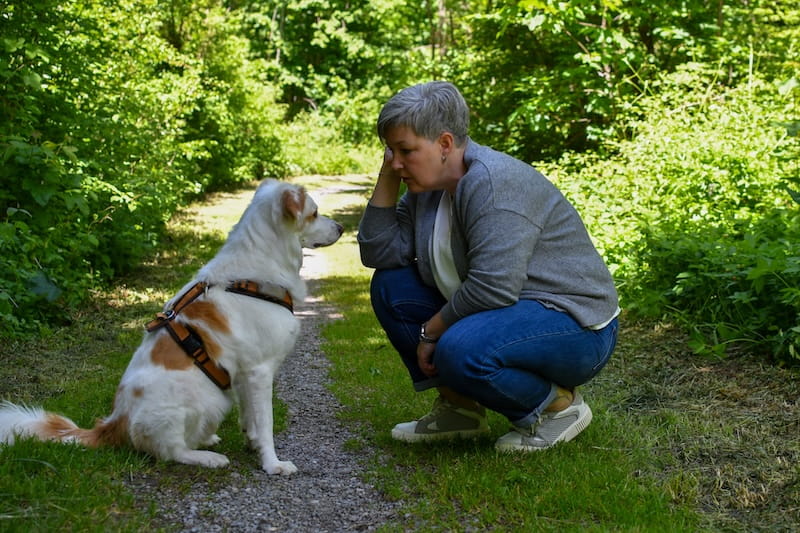 Hundetrainerin_Nina_mit_Hund_im_Wald