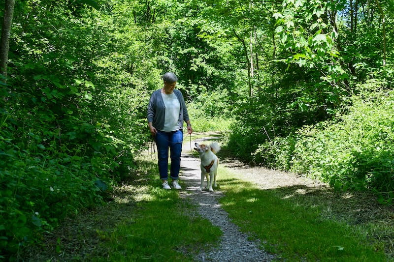 Hundetrainerin_Nina_mit_Hund_im_Wald
